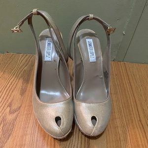 Jenifer Lopez beige heels